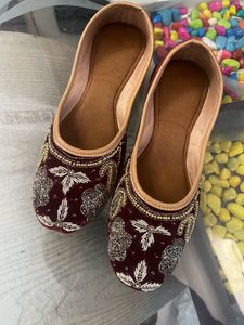 Embroidered Ethnic Juttis