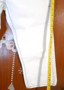 Off white with contrast stitching skinny capri