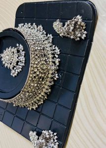 Exquisite Pearl and Crystal Necklace Set