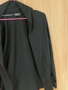 Max - Black Shrug | M
