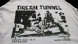 Dream Tunnel Graphic crop T-Shirt