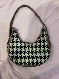 Chic Houndstooth Shoulder Bag