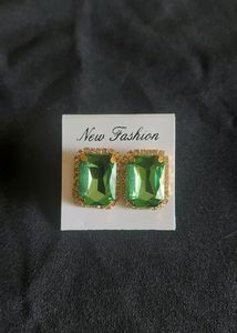 Classic Fashion Emarald Earrings With Diamonds Around It