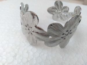 Chic Flower Design Bangles