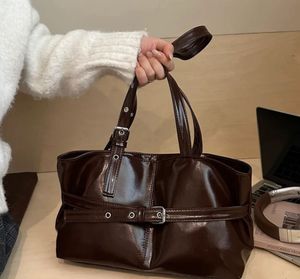 Adjustable buckle shoulder bag