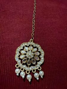 Elegant Gold Maang Tikka with Pearls