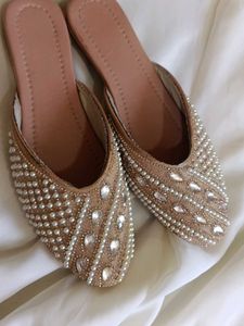 Pearl Embellished falt sandals🦪