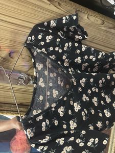 Cute Black Floral V-Neck Crop Top