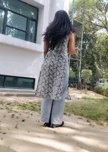 sleeveless straight kurti
