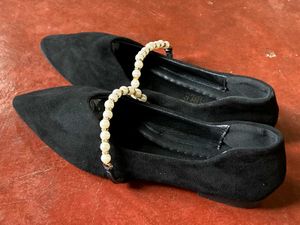 Elegant Black Pointed Toe Flats with Rhinestone St