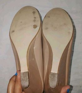 Classic Beige Patent pumps