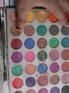 amazing huda beauty eyeshadow palette
