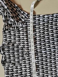 Chic Black &amp; White Embroidered Tunic