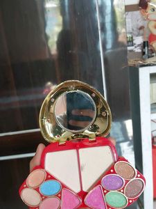 Vintage Heart Makeup Palette