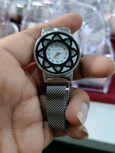 Stylish Mesh Strap Watch