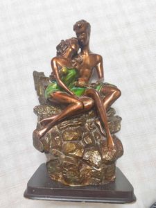 statue of couple