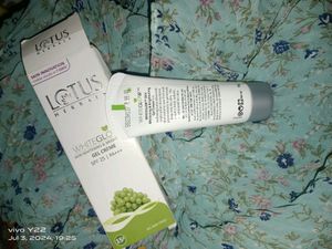 Lotus Herbal White Glow Skin Whiting And Brighteni
