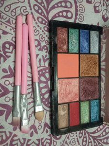 Eyeshadow Palette with Brushes