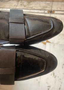 Chic  ZARA Black Patent Loafers with Bow Detail