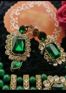 Stunning Emerald Choker Necklace Set