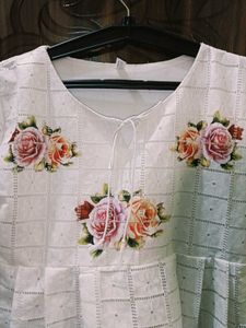 White Chikankari Kurta with Floral Embroidery🤍🌸