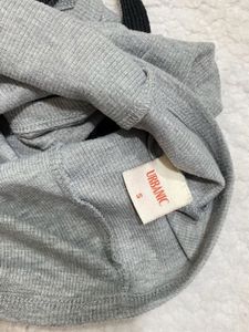 Urbanic detachable belt detail grey crop-tank top