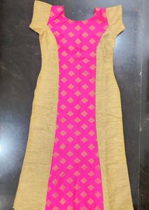 Stylish 💛🩷💃🏽Embroidered Kurta with side slits