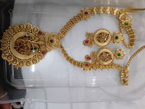 Elegant Gold Necklace and Earring Set