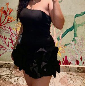 Chic Black One-Shoulder Ruffle Dress