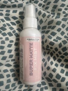 Sealed Makeup Revolution Super Matte Fix Mist