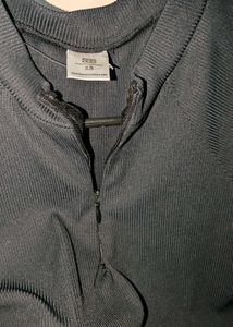 Chic Black Cropped Zip-Up Top