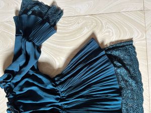 Elegant Off-Shoulder Pleated Tunic Top,size M