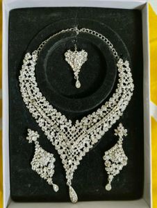 Stunning Rhinestone Jewellery Set