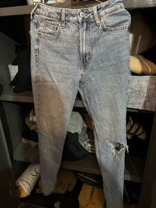 Ripped Light Wash Jeans straight fit