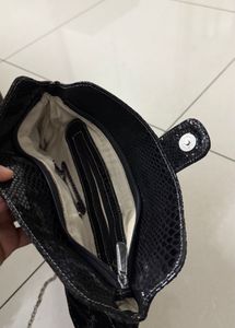 Chic Black Textured Shoulder Bag