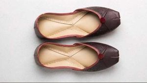 Elegant Flat Juttis for Women