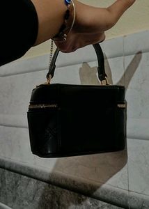Very Elegant Sling Bag 😍🖤