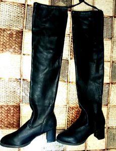 Chic Black Knee-High Boots