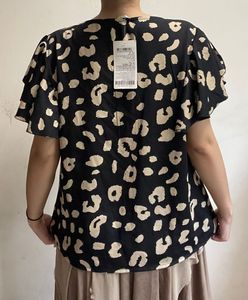 Chic Leopard Print V-Neck Top