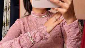Elegant Pearl Necklace and Bracelet Set