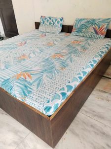 Printed Bedsheet For Double Bed With Pillow Covers
