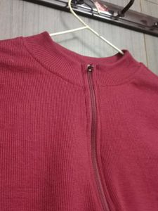 maroon crop top