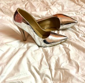 Metallic pump heels, y2k, aesthetic