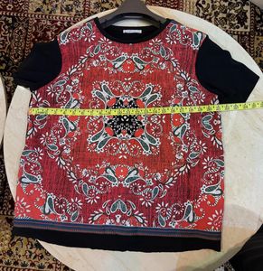 Zaara Black T-Shirt with Side Pattern