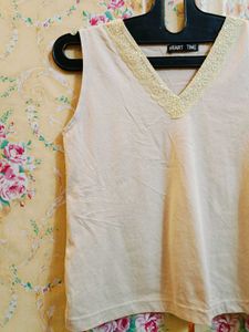 🇳🇿💫🎀Cream V-Neck Lace Trim Sleeveless Top