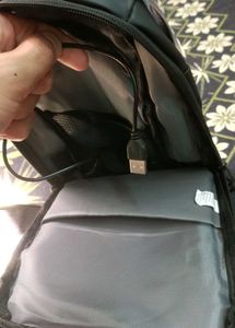 Waterproof Anti-Theft USB Backpack – Like New | Se