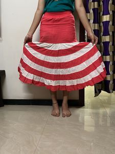 3/4 skirt of red and white colour.