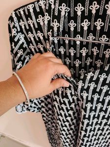 Chic Black &amp; White Embroidered Tunic