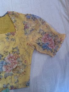 Yellow floral crop top (Outryt)
