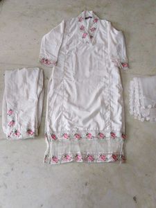 Elegant White Kurta Set with Floral Embroidery